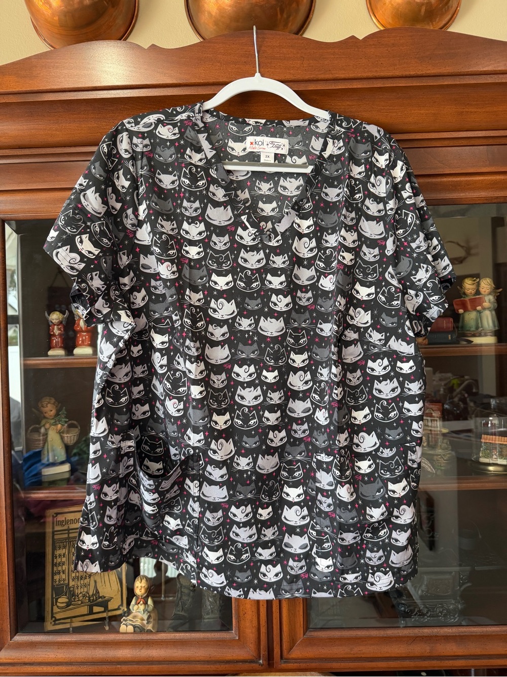 Koi Fluff Black & White Retro Cat Scrub Top
